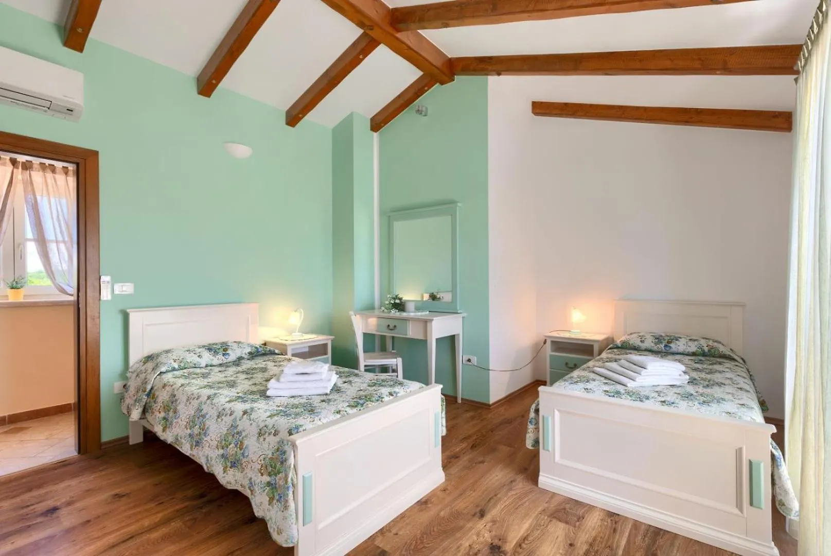 Rustic Villa Stancija Martina With Pool In Tinjan